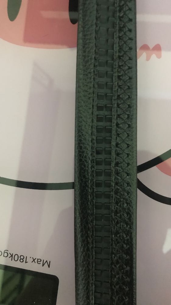 Hàng đúng như mô tả. Thắt lưng rất đẹp. Dễ phối đồ dùng cho quần vải hay quần jean cũng ok. Dây da dài nên bụng mình gần 100 đeo vẫn ok. Da mềm bóng và đẹp. Mình rất hài lòng về chất lượng sản phẩm. Khoá cũng rất dễ đeo koeeur thiết kế tiện lợi. Shop bán hàng uy tín, chất lượng tốt. Cảm ơn shop.