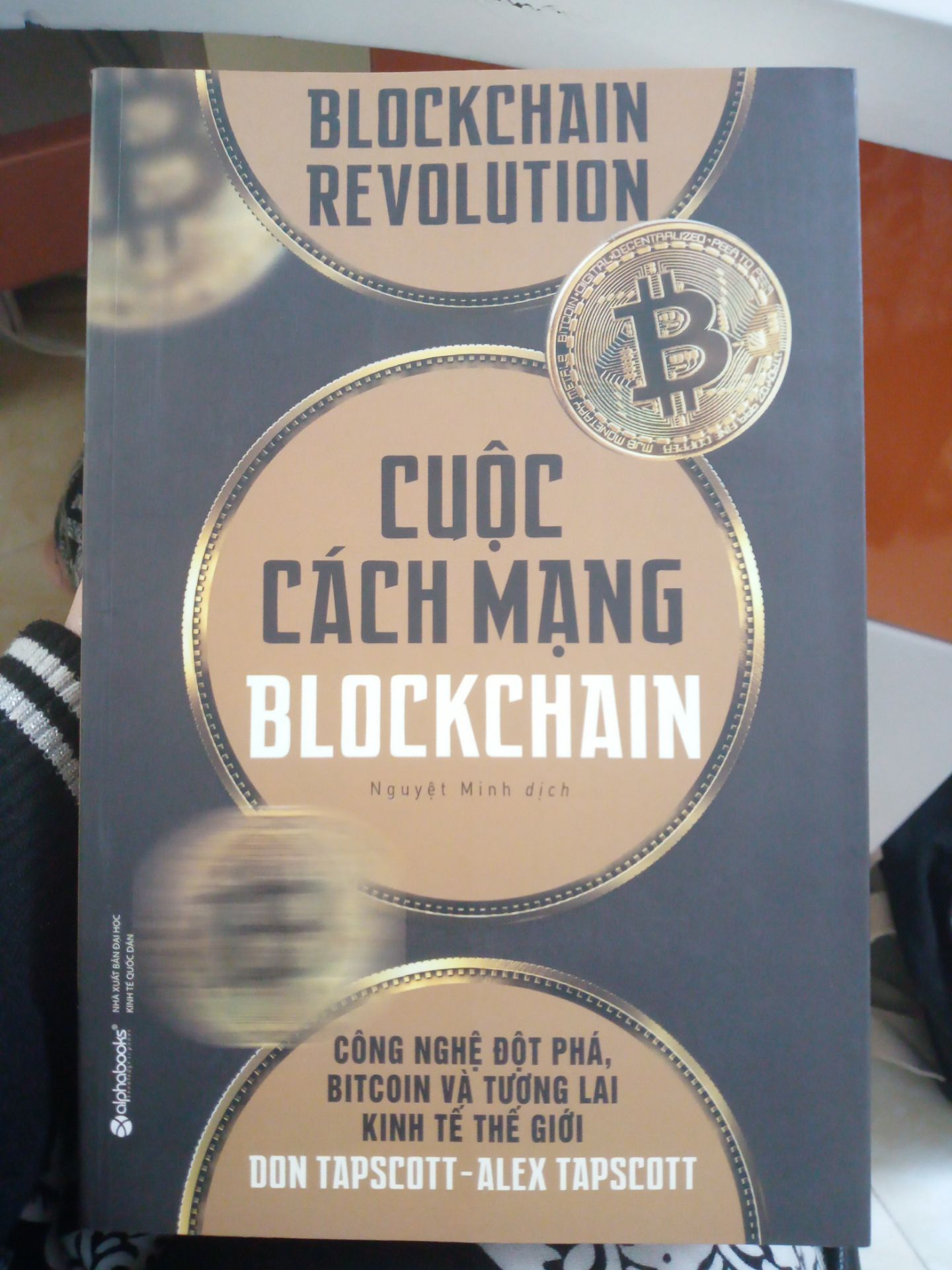 Tiki đóng gói rất ổn. Gáy sách hơi lỗi một chút nhưng không ảnh hưởng gì. Giao hàng nhanh.
