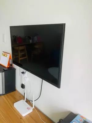 rất chắc chắn, shop giao hàng nhanh ghê, một mình thì gắn lên hơi lâu tí có 2 thì nhanh, còn có đồ kẹp đây điện lại nữa rất gọn gàng, xoay dc đa hướng rất tiện