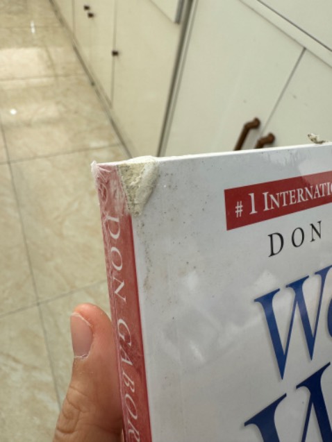 Quyển sách rất đẹp nhưng vận chuyển quá tệ, làm hỏng mất nó rồi. Không chấp nhận được