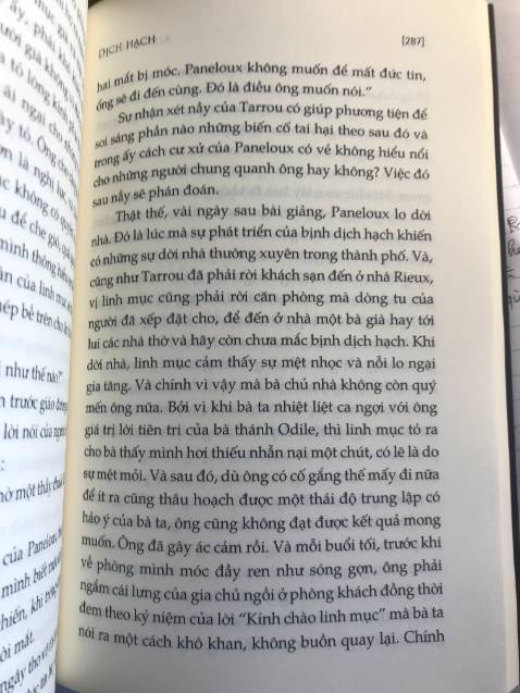 Mình mua mấy quyển liền ở Nhà Nam, khi nhận được thì khá hài lòng vì bề ngoài ít lỗi, sách phẳng phiu. Song nay, sau khi đọc hết những quyển kia, mình dở cuốn "Dịch Hạch" ra và thấy thất vọng khủng khiếp bởi bản dịch quá tệ: Chính tả sai liên miên, câu cú lủng củng, đọc mà tức. Hi vọng tiki cũng như nhà sách Nhã Nam sẽ cẩn thận trong khâu kiểm định nhiều hơn và đưa bản preview lên trang tiki, để không xảy ra trường hợp như này, vì mình là fan của Nhã Nam, bởi không chỉ bìa đẹp và chất lượng bản dịch, in ấn trước giờ rất tốt, nhưng riêng quyển Dịch Hạch mình nhận được thì không, khiến một tác phẩm Nobel mất đi cái hay của nó.
(Trong những ảnh mình chọn ngẫu nhiên dưới điển hình có lỗi sai chính tả: "bệnh" -> "bịnh", "Chủ nhật" -> "Chúa nhựt", "hoạn bạn, bệnh tật" -> "bịnh hoạn", "mai này" -> "mai nầy"; và dùng từ địa phương khó nắm bắt "chành bành".)