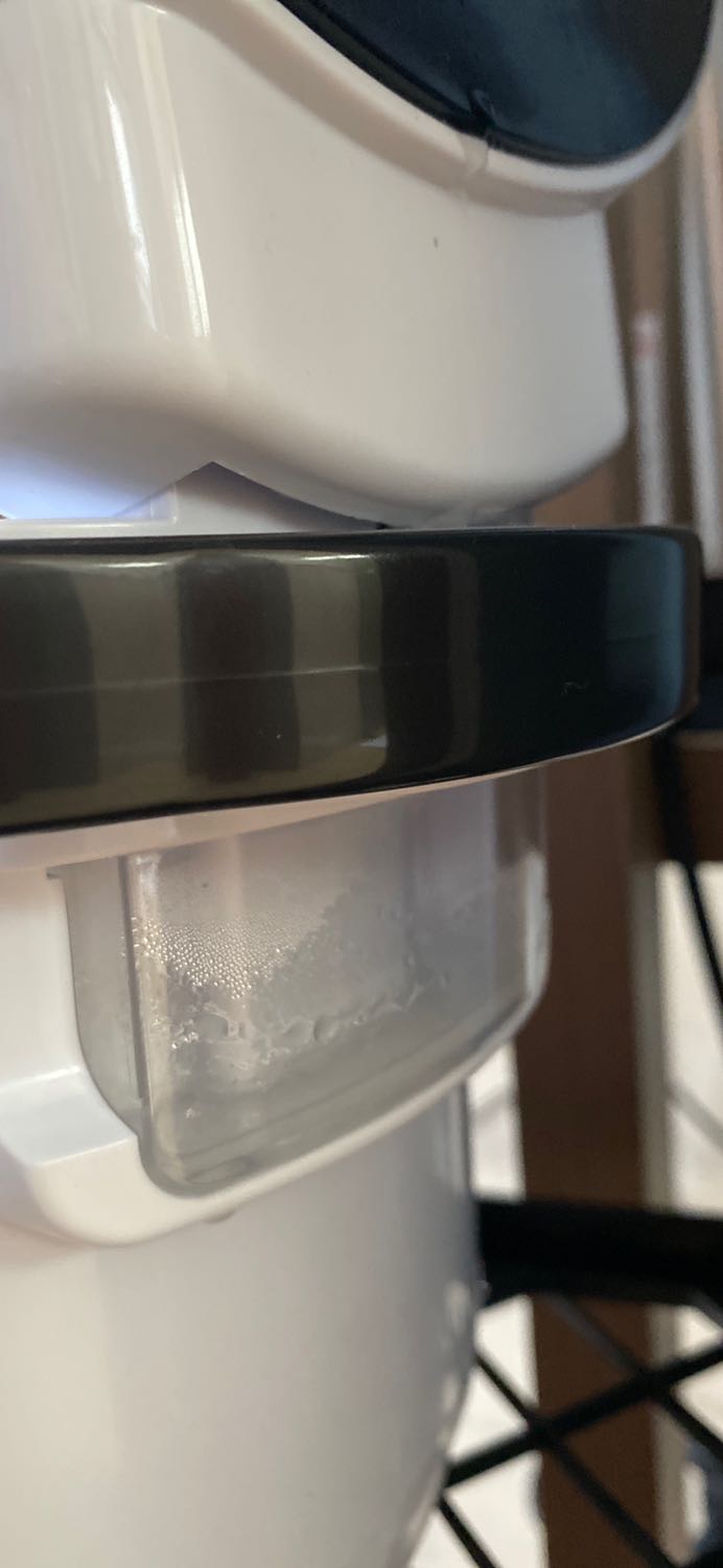 1. Nước trào xuống lòng nồi khi nấu
Mới nhận nồi và nấu cơm lần đầu tiên thì đã bị trào nước ra ngoài và chảy vào lòng nồi, đọng lại cả lớp như hình, dù lượng nước ra khay đựng ít, và mình chỉ nấu 1 cup gạo. Mình đã vệ sinh kỹ và nấu lại, giữ yên nồi, mở nắp thì tiếp tục bị như vậy. Nếu không vệ sinh kỹ sau mỗi lần nấu thì đọng cháy gây lỗi và sau này nói là do KH dùng không cách. Hay là phải dốc ngược nồi hoặc tháo đáy ra vệ sinh sau mỗi lần nấu????

2. Cháy cơm dù không chọn nấu lại
Cơm dính nồi như không phải nồi chống dính và cháy như hình mình gửi.

Mình không chấp nhận chất lượng sp như vậy, rất cần phản hồi từ NSX!!!!