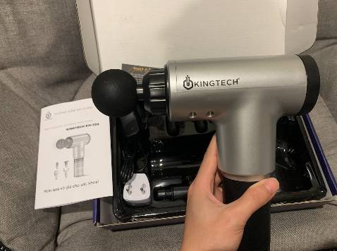 Dịch vụ Tiki Giao hàng nhanh, thân thiện. Nhà mình có việc, Anh ship chờ dưới cổng 10p vẫn rất lịch sự
Về sản phẩm: Giá cả tương đối dễ tiếp cận, Máy có nhiều chế độ và nhiều mức độ rung.
Thân máy gọn nhẹ, cầm khá vừa tay, không bị mỏi
Màu sắc đẹp, dễ sử dụng, thay đầu massage dễ
Tóm lại trải nghiệm mua hàng lần này rất luôn. Vote 5 sao cho Shop.