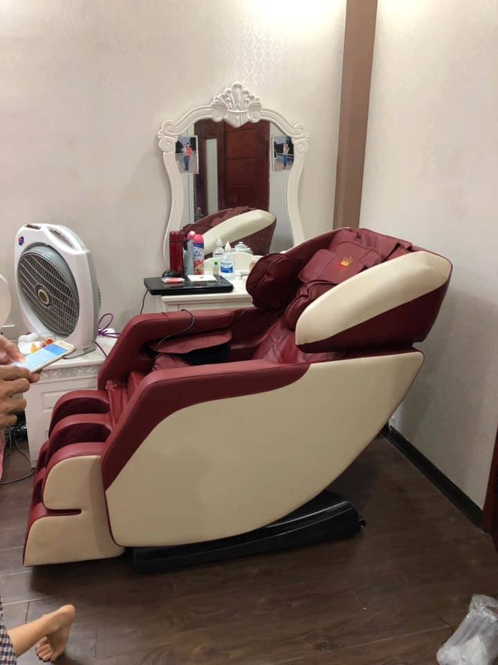 Mình đã nhận được ghế, sau thời gian chờ đợi hơi vất vả vì vận chuyển lâu, cũng may là sản phẩm không làm mình thất vọng, bố mẹ cũng hài lòng. Ghế massage toàn thân chuyên sâu, lực massage vừa phải, chế độ tùy chỉnh phù hợp với các thành viên trong gia đình mình. Thiết kế tương đối gọn gang dễ di chuyển. Điều khiển cũng dễ sử dụng. Chế độ bảo hành tốt. Màu sắc, chất liệu như mô tả. Trước mắt mình thấy tốt. 4/5 sao do điểm trừ về vận chuyển.