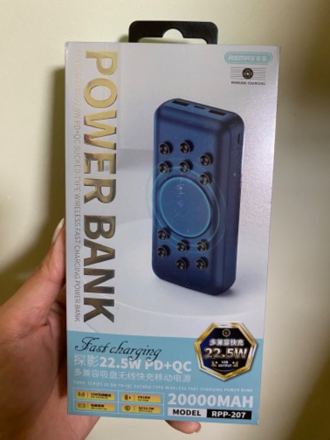 Pin khá dày và nặng, sạc bằng dây nhanh hơn là sạc không dây, sạc ko đây được cả khi gắn ốp lưng, sạc đầu vào cũng tầm bằng với các loại khác, về chất lượng sẽ dùng tiếp và feedback sau. Shipper nhiệt tình thân thiện, thanks all