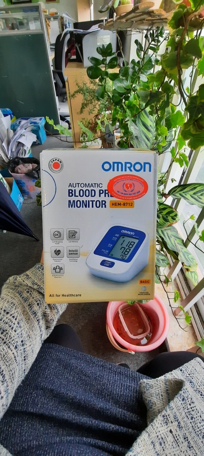 Máy đo này rất dễ sử dụng cho mọi người: thao tác lắp đặt và vận hành đơn giản. Có hình mình họa cách đặt vòng quấn tay (vòng bít) sao cho chính xác. 
Màn hình hiển thị kết quả đo của 2 chỉ số là huyết áp và nhịp tim.
Đóng gói sản phẩm cẩn thận, có tặng kèm vỉ 4 viên pin. 
Giá thành khá ổn vì đã bao gồm cả bộ đổi nguồn. Trọng lượng máy cũng nhẹ (~350 gram nếu có pin). 
Nếu ở nhà thì nên dùng bộ đổi nguồn để cắm điện 220V và dùng trực tiếp. Nếu đi du lịch thì nên mang theo pin.