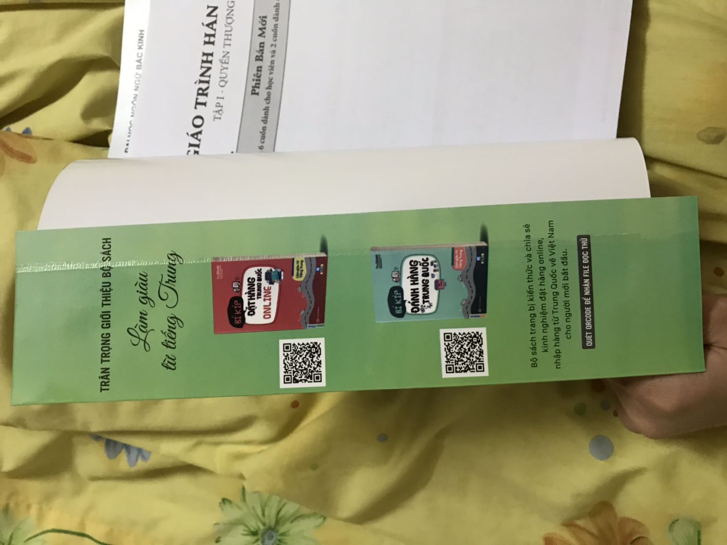 Bộ này thì nổi tiếng khỏi nói rồi, ai học tiếng Trung thì cũng đều bắt đầu học quyển này. Sách đẹp lắm, ko có cũ bẩn gì cả. Quyển 2 mới hơn quyển 1, quyển 1 hơi lỗi màu ở bìa tí với cả vài trang dính nhau nhưng chung quy sách vẫn đẹp so với giá. Nên mua các bạn ạ!!