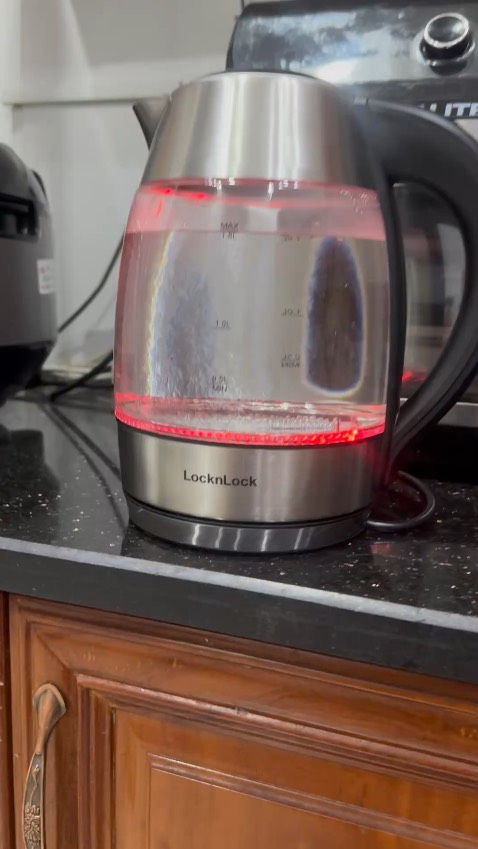 Ấm mẫu mã đẹp, nấu rất nhanh sôi, nút nhấn mở nắp nhẹ nhàng, đóng gói cẩn thận, giao hàng cực nhanh. Chất lượng trước mắt thì Ok, dùng thời gian mới biết được.