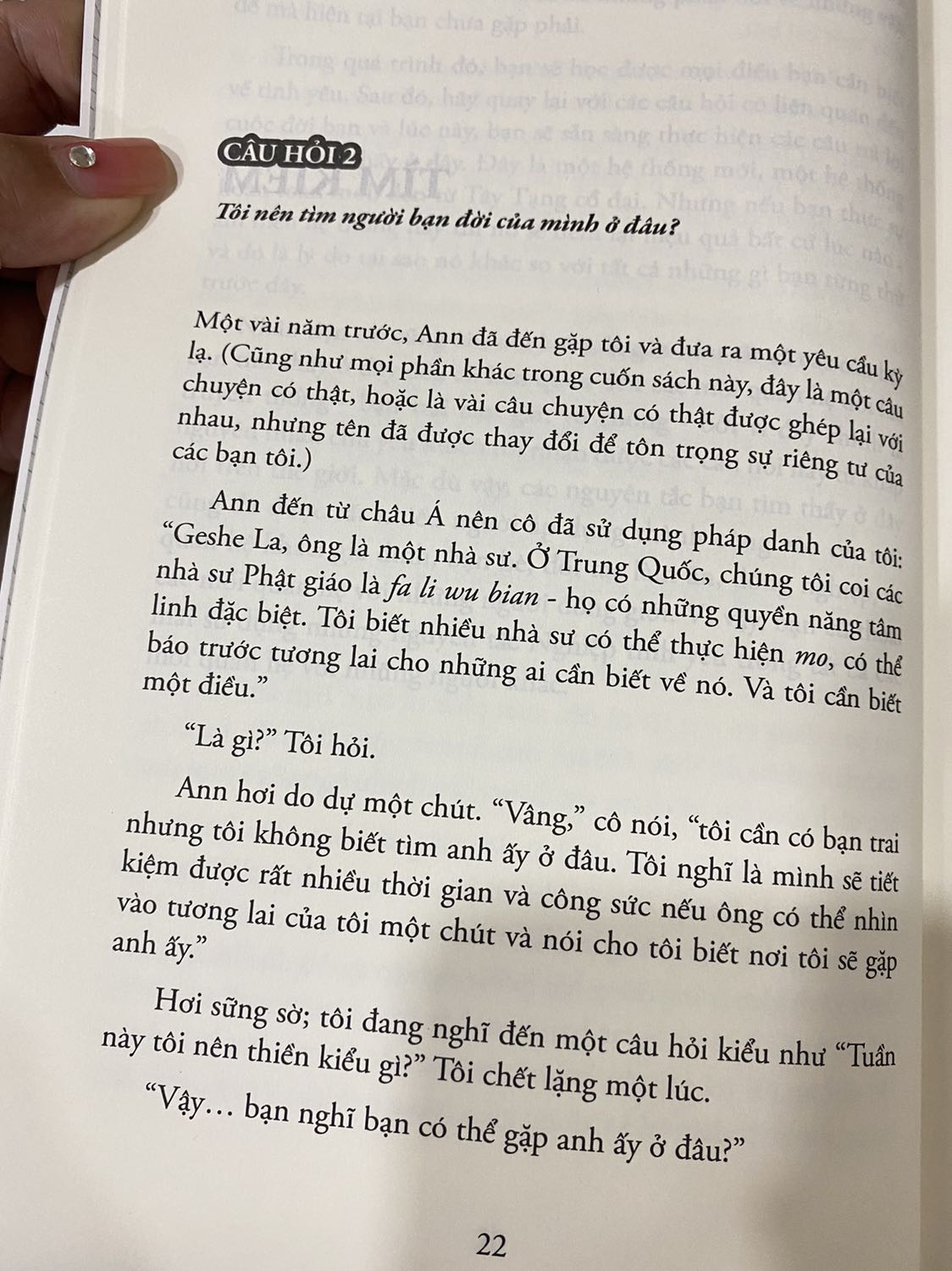 Đây là lần đầu tiên mình viết review sách. Xin copy nguyên văn những gì mình viết lên *** mình

Câu chuyện thật tâm linh khiến em ko thể ko chia sẻ. 
Cứ như giác ngộ ra được 1 sự thật thần thánh về mối quan hệ nhân quả. 
Chúng ta chỉ nhận quả rồi đau khổ, oán trách và tốt đẹp hơn là ăn năn hối hận vì mình đã gieo những điều ko tốt. 
Nhưng mình chưa có nghĩ theo hướng tích cực là: Những điều tuyệt vời mình gặp trên đời, cũng là do mình gieo những điều tuyệt vời với người khác. 
Từ lý luận như vậy. 
Chúng ta muốn có điều gì trên đời này. Hãy viết ra. Rồi suy luận 1 xíu. 
Phải gieo cái nhân gì (hạt giống gì) để nó nở mầm ra điều này ta? 
Hihihi
Và tiếp tục là: “mình đừng gieo cái nhân gì (hạt giống gì) để nó nở mầm thành những điều đau đớn như này ta? 
Muốn nhận gì thì hãy cho đi nấy
Ko muốn nhận gì thì hãy ngừng làm điều ấy với người khác
Đơn giản vậy mà 33 năm qua em mới “ngộ” ra đó mọi người ơi.