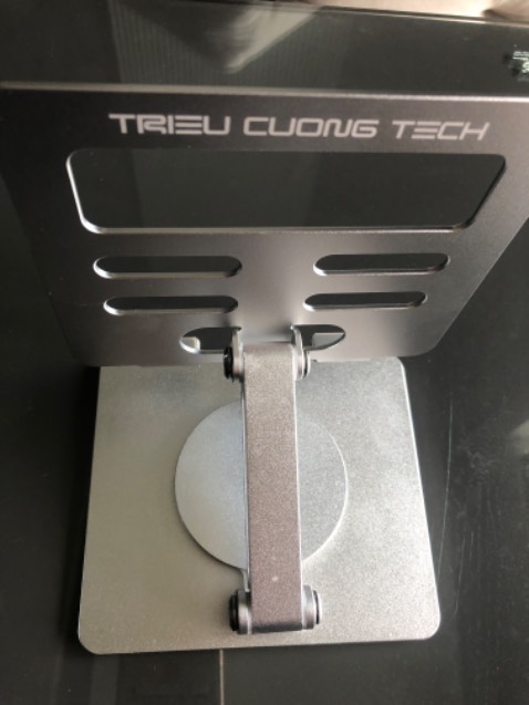 Mình mua màu bạc. Bao bì được đóng gói cẩn thận. Phần đế rộng và nặng, mình để Ipad lên khá chắc chắn. Hai phần khớp quay linh hoạt. Giá có ốp cao su ở phần đỡ nên ko bị xước máy và cũng tăng ma sát, chống trượt. Xoay 360 độ tiện lắm