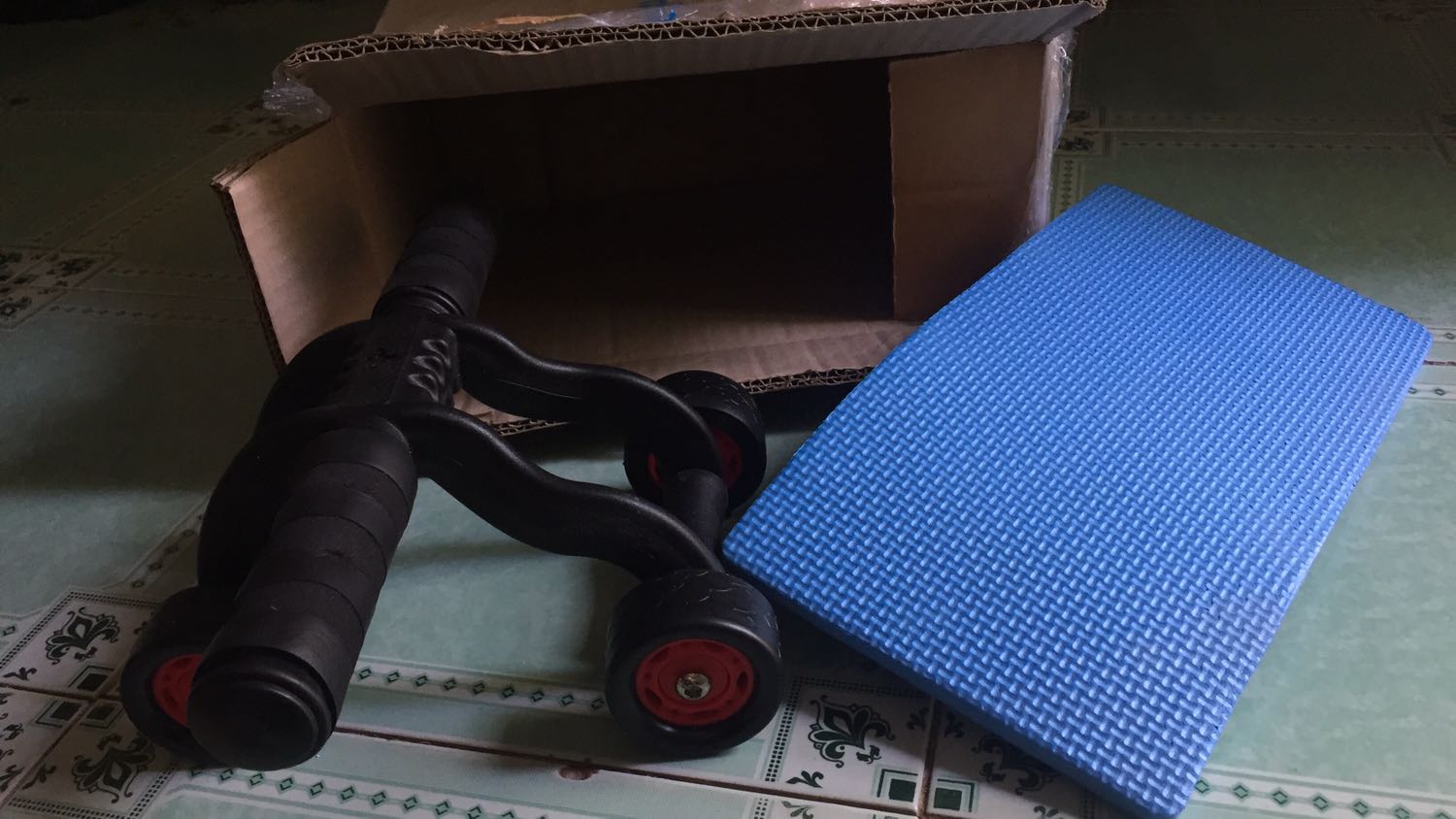 Shop gói đồ khá đơn giản, chắc do đồ ko dễ vỡ nên shop chỉ cho vào một cái thùng như này. Đồ thì đầy bụi. Chỗ tay cầm của con lăn còn bị mất một lỗ.. hơi thất vọng một tí.