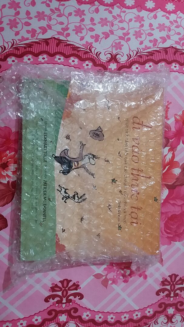 Sách được bọc kỹ lưỡng .
Nội dung sách quá hay luôn .
Mọi người nếu muốn bình yên từ trong tâm hồn thì hãy mua sách Đi vào thực tại💟💟💟