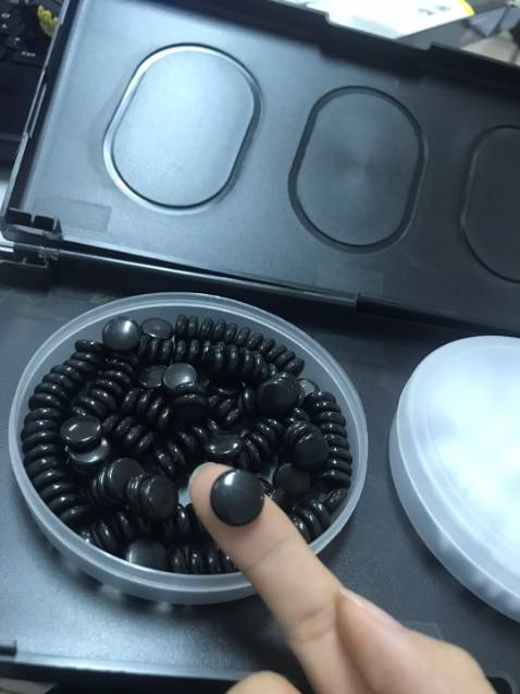 Đã mua lần trước và lần này mua thêm! Cả 2 loại đều rất ưng, cả tụi nhỏ vô cùng mê vì bàn là hộp luôn không bị rơi rớt ra ngoài, quân cờ đều màu, láng mịn, xịn xò kiki!! sp giá hạt dẻ chất lượng vượt trội. Thiết nghĩ shop sẽ còn phát triển thêm!

Ủng hộ shop 5 sao đây!!! SP đúng như mô tả