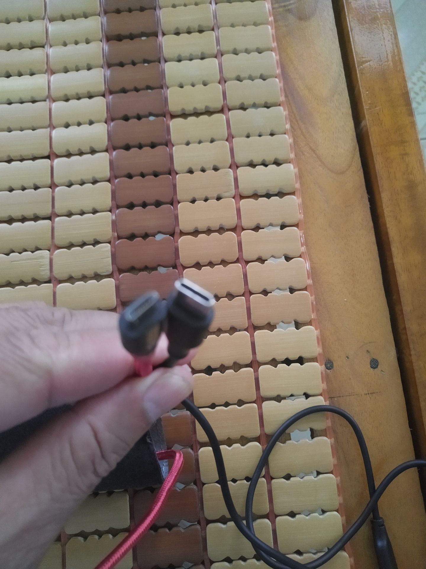 Mình không để ý kỹ khi đặt hàng, cứ nghĩ hiện nay tất cả đều là type C, nhưng cáp là đầu cắm kiểu cũ nên lại thành ra thừa. Không biết Shop có phương án nào giúp mình không.