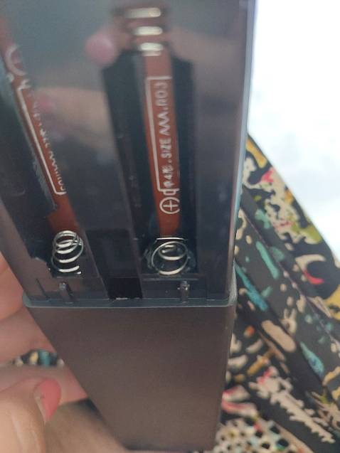 Bị gãy 1 bên bông lên luôn rồi không gắn pin vô được...rồi làm sao bh shop