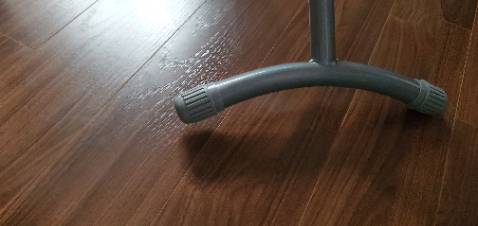 Chân cập kênh ko thể chỉnh được, mặt bàn cầu là vải nhăn nhúm mặc dù đã vuốt, kéo dây thít. Ko bằng sản phẩm sản xuất tại Việt Nam.