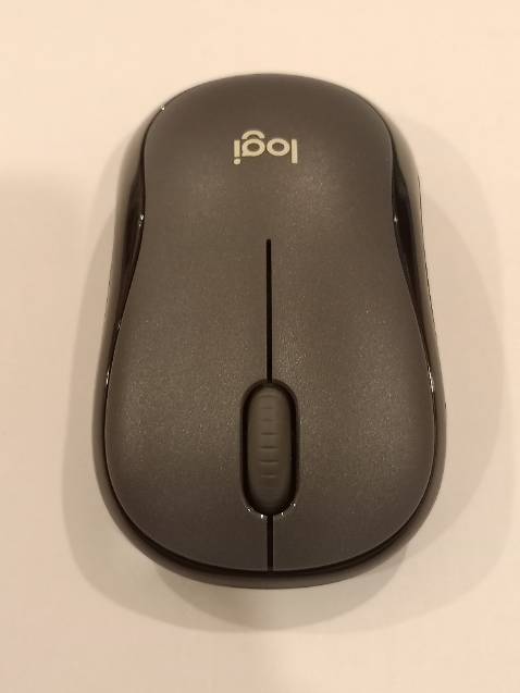 Kiểu dáng thiết kế tương đối đẹp, chuột gọn nhẹ.
Điểm đặc biệt là di chuột và nhấp chuột với âm thanh rất nhỏ.
Sản phẩm tương đối tốt trong tầm giá, phù hợp cho người dùng tại văn phòng.