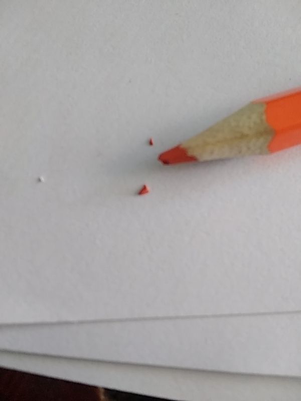 màu lên khá là chuẩn, không có gì phải phàn nàn, chồng màu khá tốt, tuy nhiên bút mềm khá dễ gãy, ko khéo là vụn giống vầy. Chồng lên 2 lớp thì ok, nhưng nhiều lớp thì thấy ko ổn lắm, màu trắng blend màu ổn. 55k có bộ 24 màu vẽ vời là ổn ròi. nhưng cái này ko hợp vẽ chân dung đâu, chơi chơi thì được, vì bút khá là mềm. À còn hộp đựng thì bằng bìa caton, cũng chắc chắn, có chỗ chuốt bút nữa, nên ưng lắm. Giao hàng nhanh.