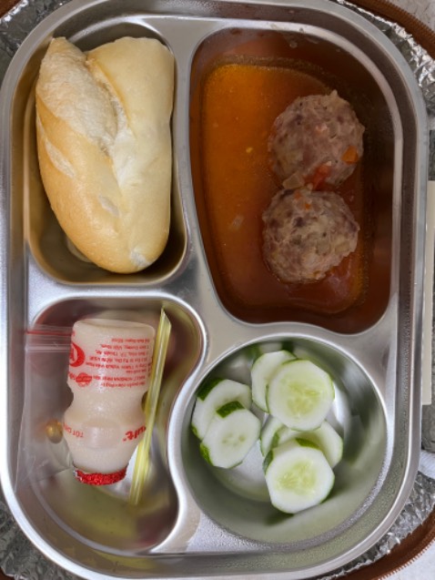 Hộp nhỏ gọn dễ thương, có điều giữ nhiệt k tốt. Đến tam 11h hơn bé mở ra ăn thì đã nguội rồi.