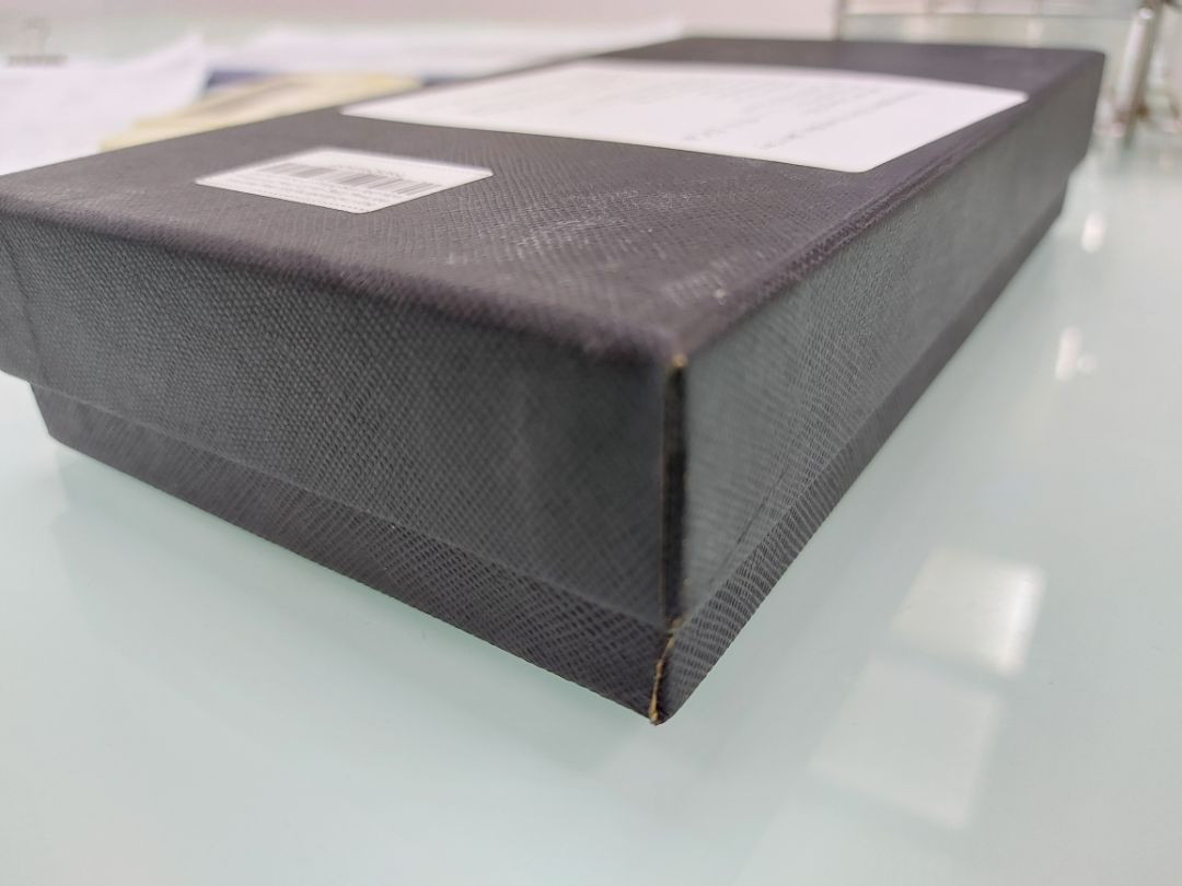 hàng chưa xài da đã bị bong tróc , hộp thì cũ, hư và rất dơ hàng chưa xài da đã bị bong tróc , hộp thì cũ, hư và rất dơ