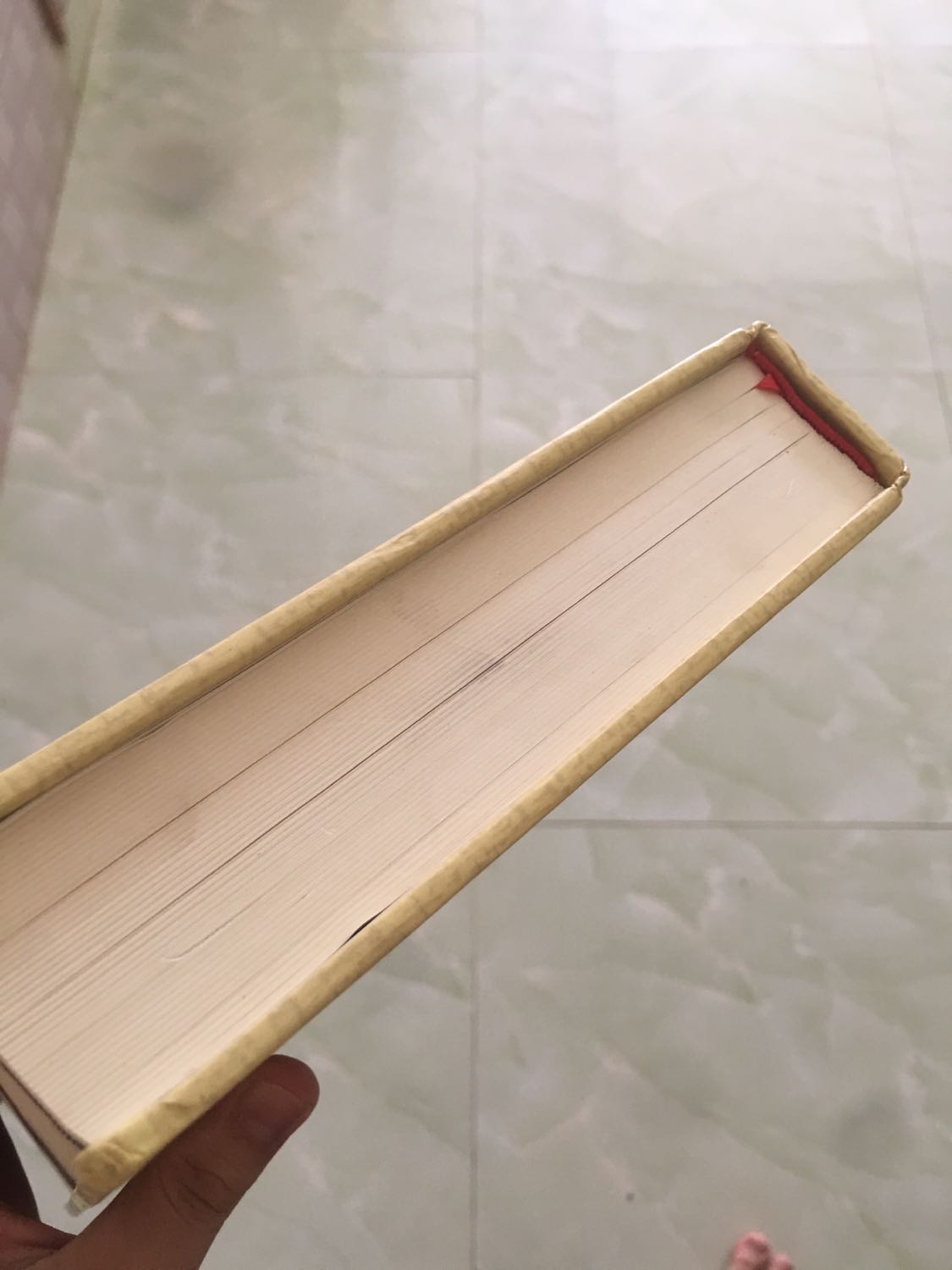 sách mới nhưng có cảm giác đã từng được sử dụng rồi. Các trang sách dính rất nhiều vết bẩn và mặt sau như bị ai lấy vật nhọn rạch. Tiki nên xem lại chất lượng sản phẩm của mình. Được cái sách hay