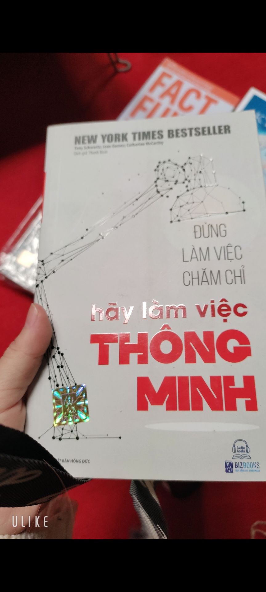 Mua nhiều đc tặng Flashcard với bao lì xì, chưa đọc nên chưa biết nội dung hay không nhưng đọc phần gthiệu thấy nội dung ổn, bìa với giấy ok. Riêng cuốn này vs 1cuốn nữa là có bọc bìa nguyên tem sách mới còn lại đều ko có tem bọc sách với lại có vài cuốn còn bị xước qtqđ như để cũ lâu lắm  r ( nhưng giá cả sale nên ko đòi hỏi nhiều, bn nào quý sách như vàng thì nên cân nhắc) , điểm trừ là đóng gói qúa tệ ,lúc nhận cái kiện hàng mà hết hồn ,nó te tua móp méo bong keo gần như sắp rơi sách ra ngoài r!! khách hàng bỏ tiền ra mua sách chứ ko phải xin ạ nên mong shop cân nhắc cẩn thận khi đóng gói vì mình đọc thấy nhiều bạn nhắc shop vđề này r mong shop cải thiện. Mong shop thông cảm cho mấy lời góp ý của mình, c.ơn shop đã đọc