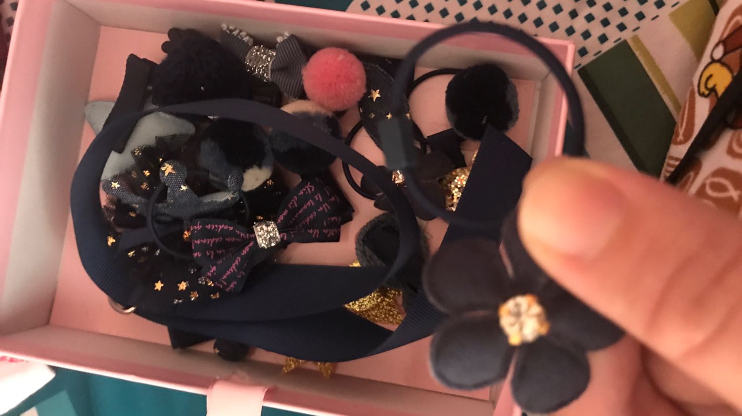 Đặt hàng màu hồng . Shop giao màu xanh . Hàng thì đê tùm lum trong hộp . Có 1 cái còn bị bung keo và vài cái sắp bung