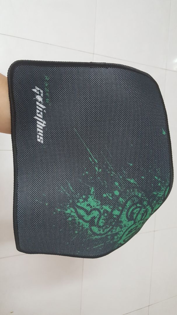 miếng lót rất dày, có độ nhám nhiều, di chuyển chuột rất đã nha. 10/10 cho chất lượng và giá tiền như vậy