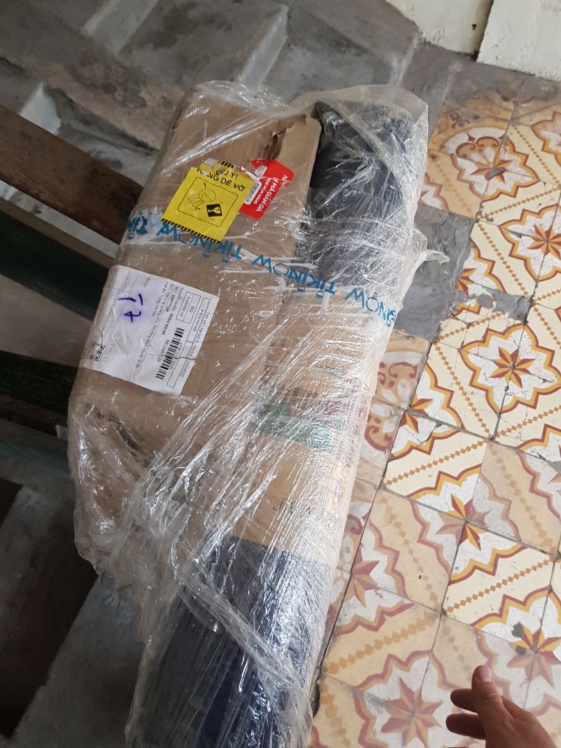 Sản phẩm đóng gói là hàng dễ vỡ nhưng khi nhận hàng thì hộp đóng gói bung bét. sản phẩm không sử dụng được, cắm điện thì đèn không sáng, tôi có gọi cho sdt của Comet thì được bảo liên hệ lại Tiki, hy vọng có câu trả lời cụ thể sớm nhất