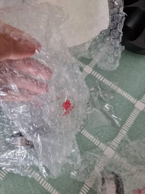 Hàng hóa nguyên đai nguyên kiện nhưng khi mở ra đã vỡ mất 1 lọ trong khay gia vị
Tuy nhiên, mình rất hoan nghênh cách shop giải quyết vấn đề và gửi đền bù lọ bị vỡ