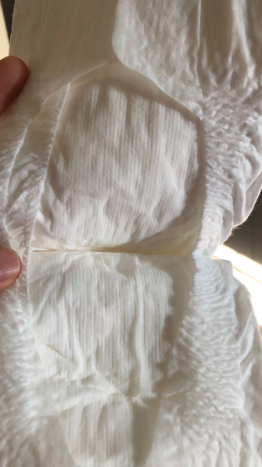 Chưa kết luận là hàng thật hay hàng giả nhưng bỉm nồng nạc mùi hoá chất rất gắt chứ không thơm như bỉm hiện tại đang sử dụng mua tại shop lớn và uy tin. Sóng tăm trên bỉm mờ nhạt, không rõ nét