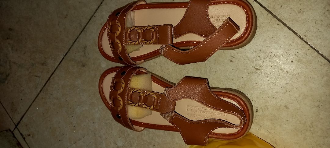 tạm thời hài lòng với sản phẩm dép nữ !