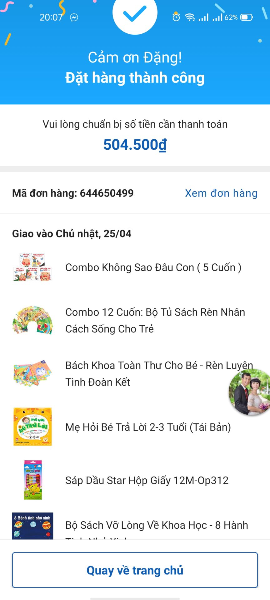 Sách rất tốt giúp bé phát triển sự tò mò về bên ngoài và tương tác nhiều hơn với mẹ qua việc đọc sách.