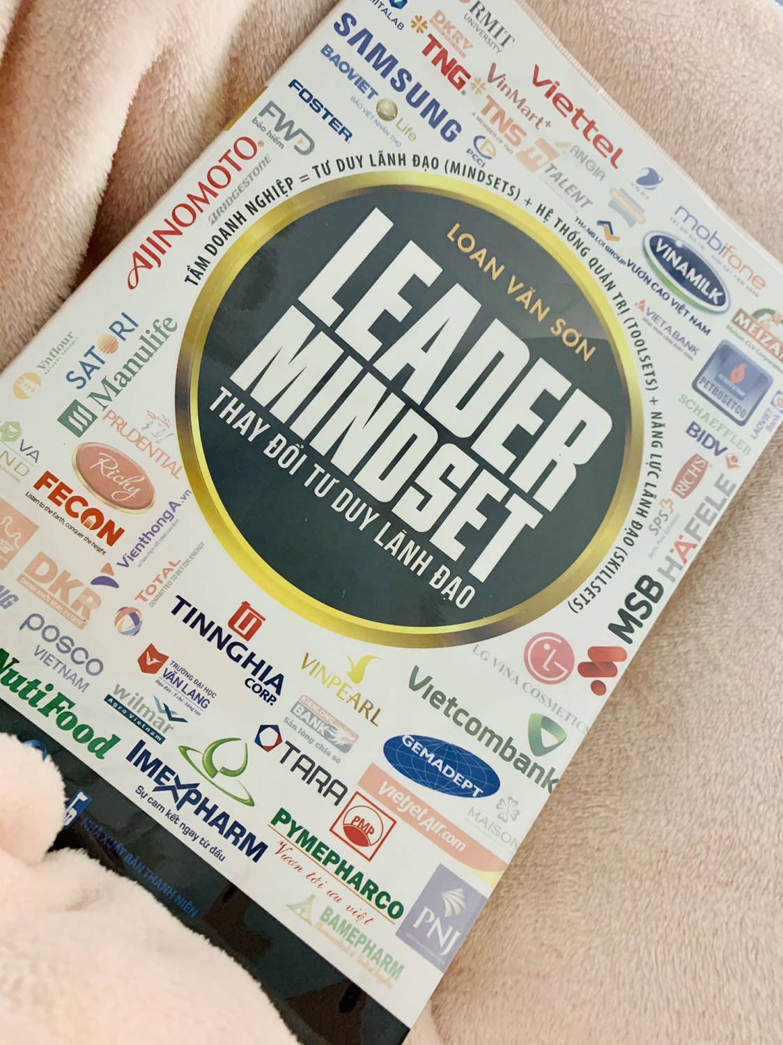 Đặt hôm qua hôm nay TIKI đã giao

Điểm đầu tiên là rất hài lòng về BOOKCARE của TIKI.

Điểm tiếp theo là nội dung cuốn sách thì phải nói là quá bám sát với thực tế các doanh nghiệp ở Việt Nam. Làm cho mình cứ bị cuốn theo

Cuối cùng là giấy sách rất xịn xò với phí bản quyền cao hèn chi giá khá là chát.