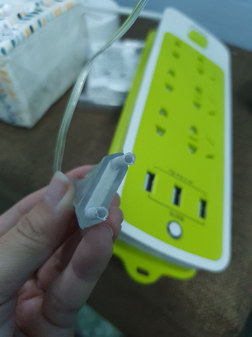 ghim không vào điện. đến lúc rút ra thì phần nhựa của chuôi cắm rút ra, phần kim loại dính vào ổ điệ  không lấy ra được. không biếy do ổ điện hay do dây đèn, cả 2 đều mua ở shop