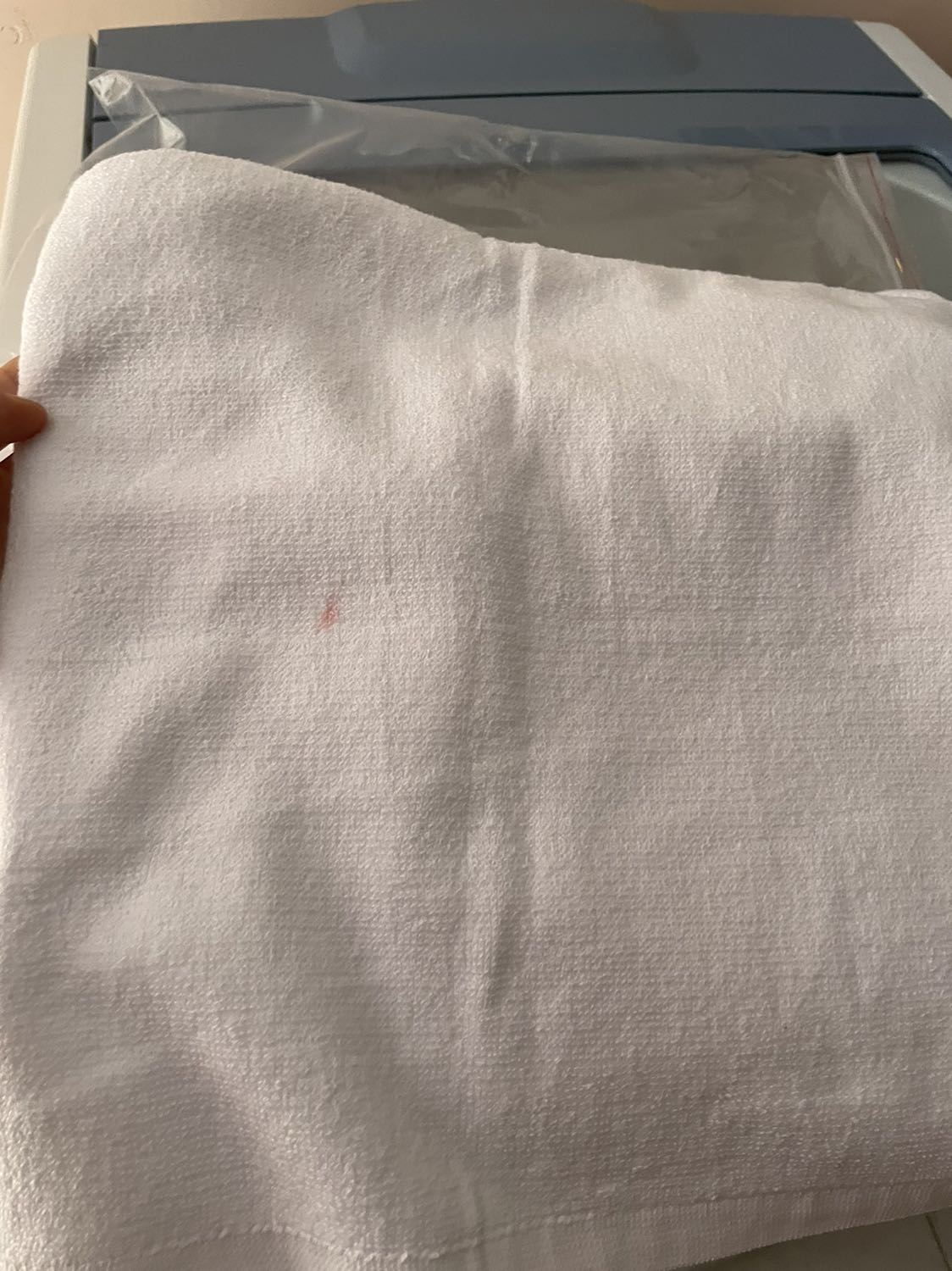 Khăn cứng, vừa dính màu vừa dính bụi giống hàng đã qua sử dụng