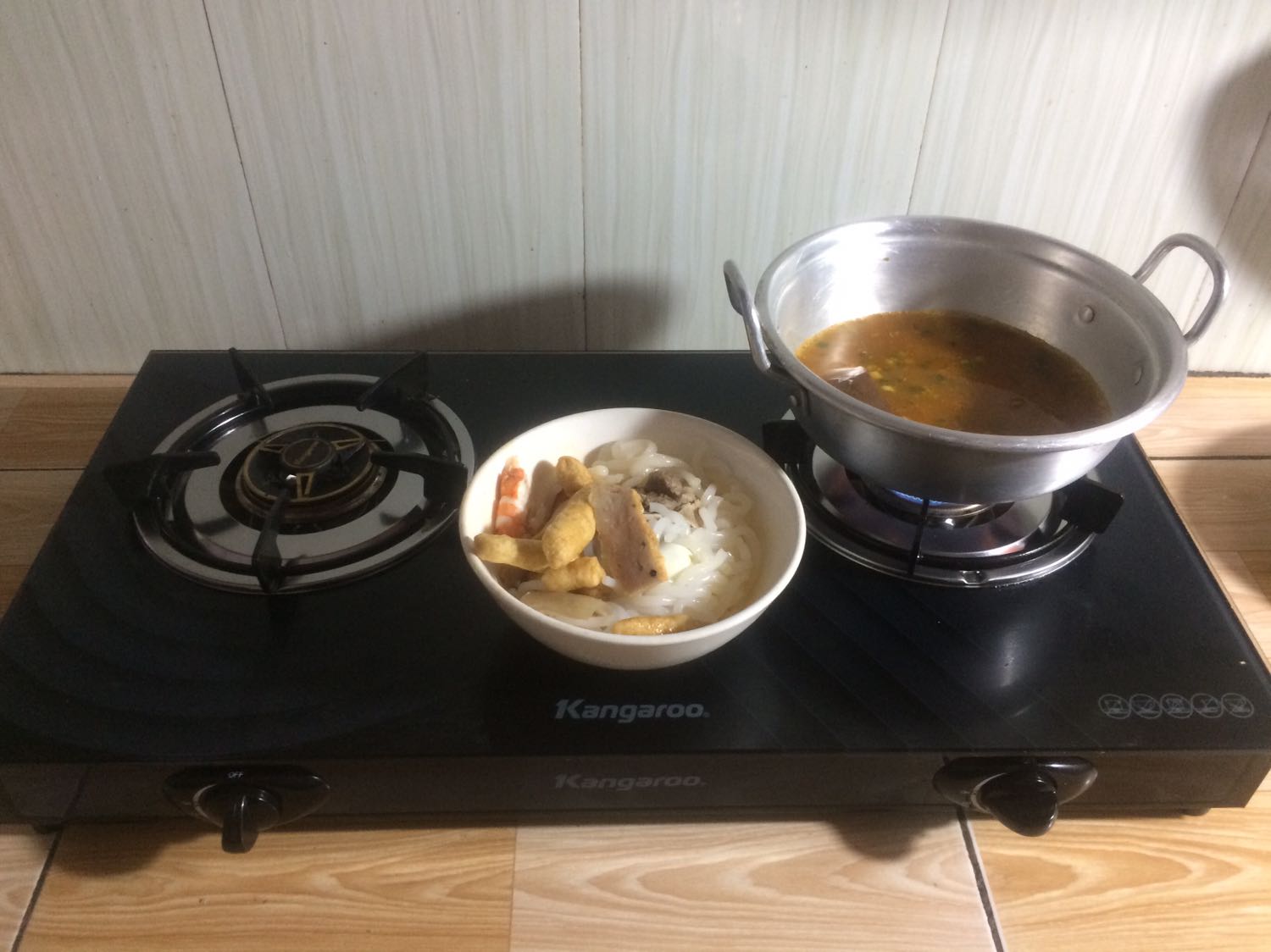 Giao hàng nhanh, mình ở Bình Chánh mà trưa đặt chiều có hàng luôn. Nhân viên hỗ trợ lắp đặt nhiệt tình