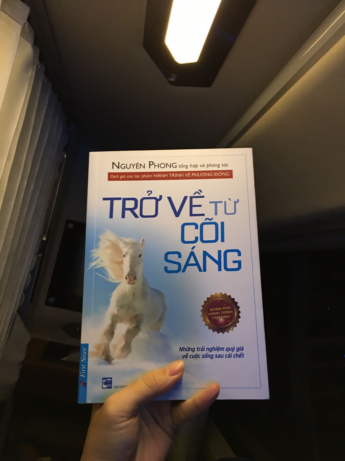 Tìm đọc cuốn này sau khi đọc “Hành trình về phương Đông”. “Hành trình về phương Đông” nói sơ lược, thì quyển này mô tả rõ ràng hơn, những kinh nghiệm từ cõi sáng trở về của nhiều người, giúp chúng ta hình dung cụ thể và tự chuẩn bị được cho mình tâm lý, hiểu biết đối với sự chết, hay nói chính xác hơn là sự chuyển tiếp giữa các kiếp sống. Những quyển này mình nghĩ là dành cho bạn nào từng có kiến thức về giáo lý, hoặc có niềm tin tâm linh, chứ bạn nào chỉ tin vào khoa học thực nghiệm thì đọc hơi nặng đầu nha ! 
Dịch vụ tiki ok, sẽ tiếp tục ủng hộ.
Cảm ơn tác giả và cảm ơn tiki.
