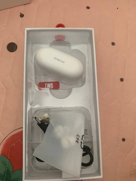 Sáng giờ lên tiki mò hoài mới ra em này, nói thiệt nha: ưng ẻm quá trời luôn! 
- Vừa tai! Đủ các nút cho các lỗ tai các chế từ to đến nhỏ.
- Âm thanh êm! Sóng đều, không bị mất sóng như các hãng khác.
- Kiểu dáng nhỏ gọn! Cái này mình thích nè😘
- Cảm ứng nhạy! 
- Giao hàng nhanh *** đạn! 
- Bọc hàng bên tiki thì khỏi chê rồi, bọc kĩ quá! Tháo mắc mệt luôn! Hihi nhưng mà thích😊
- Mua hàng chính hãng  nên an tâm dã man.
* Nói chung thích em này quá nên review kĩ kĩ cho các bạn nào đang có ý định mua nè! Nên mua nhé! 👍🏽👍🏽