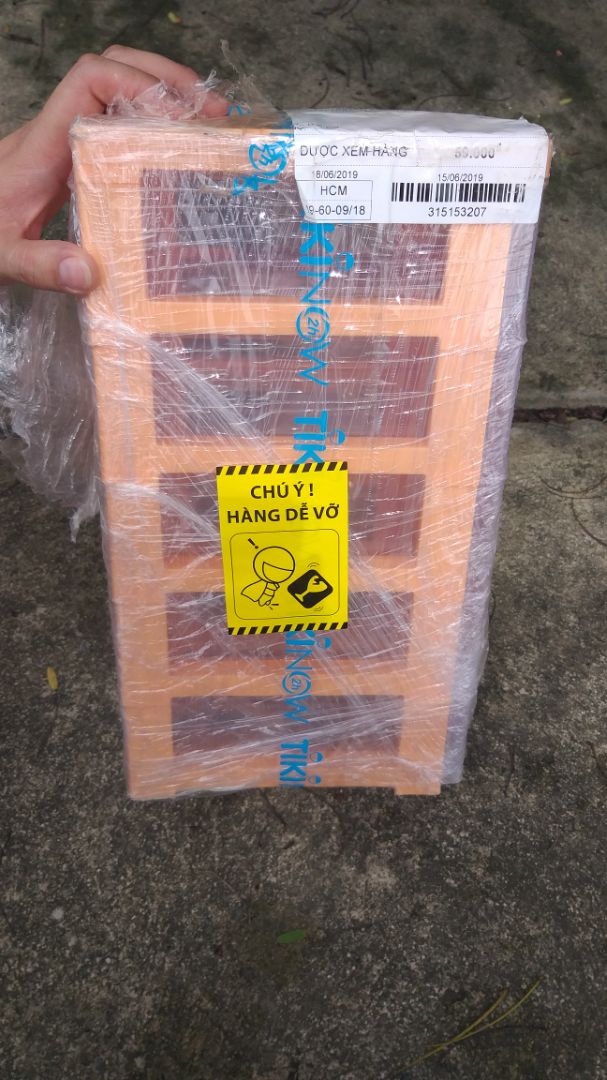 xé bọc ra thì thấy sản phẩm bị bể ở trên nắp trước khi nhận. Thật tệ, có đổi hàng được không ạ? vì là bao bì trong nên mình cũng k nghi ngờ mở ra xem từ đầu đến đuôi, ai ngờ khui ra sài mới thấy được chỗ bể khá nặng ở trên nắp, lúc đó shipper cũng vừa đi rồi. Làm sao để đổi ạ ? chứ như vầy mình thấy k hài lòng chút nào xé bọc ra thì thấy sản phẩm bị bể ở trên nắp trước khi nhận. Thật tệ, có đổi hàng được không ạ? vì là bao bì trong nên mình cũng k nghi ngờ mở ra xem từ đầu đến đuôi, ai ngờ khui ra sài mới thấy được chỗ bể khá nặng ở trên nắp, lúc đó shipper cũng vừa đi rồi. Làm sao để đổi ạ ? chứ như vầy mình thấy k hài lòng chút nào