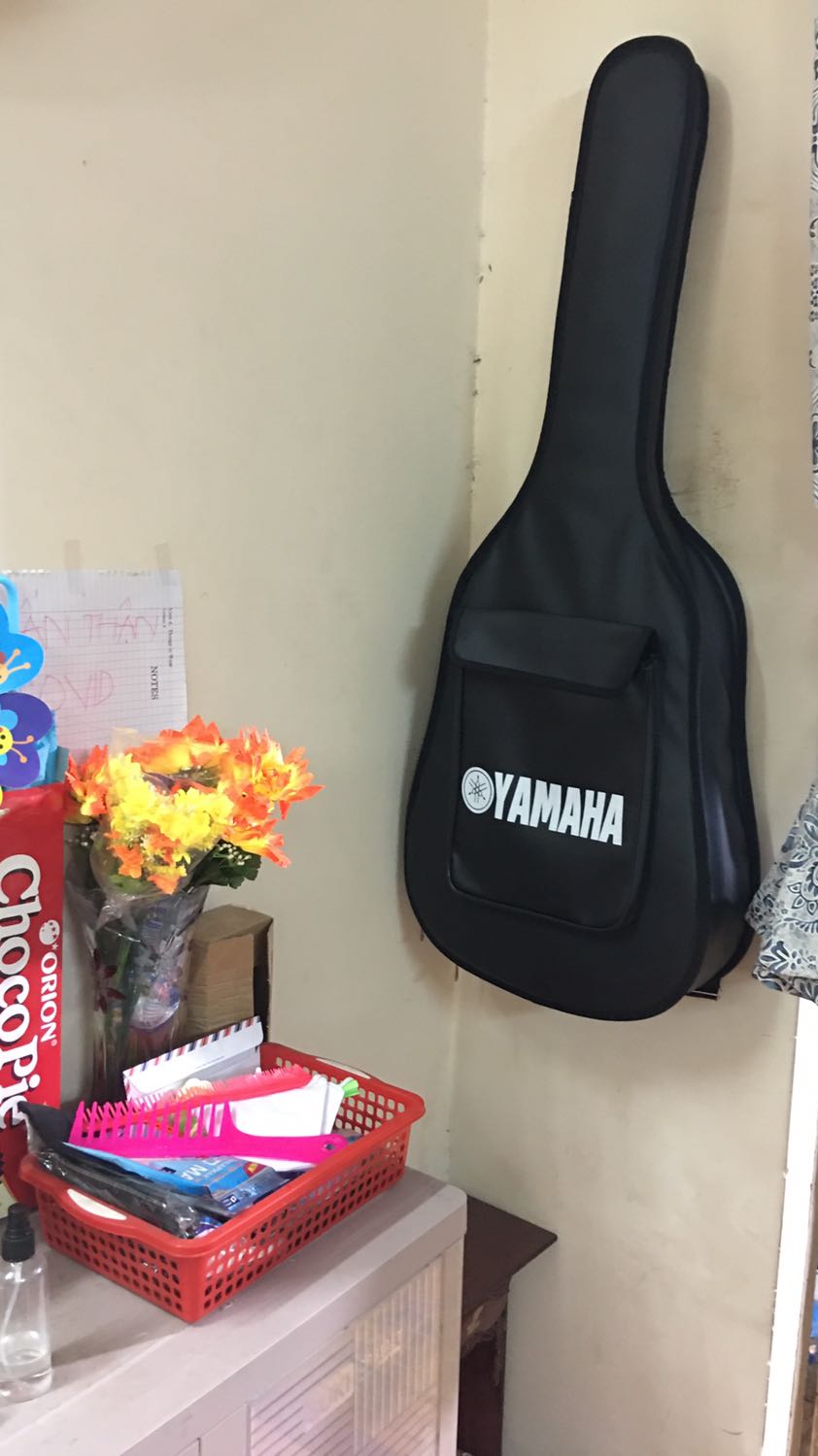 Bao đàn dầy dăn, vừa vặn, được tặng capo và phím gãy. Giá lại thấp hơn chỗ khác. Có móc treo, có dây đeo. Tháy shop bán hàng mà mô tả sản phẩm thiếu dây đeo