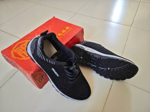 Ngoại hình ổn, vải mềm, dày vừa đủ. Tấm đế liền khối, cũng mềm vừa phải, cảm giác ban đầu đi êm vừa phải, dây giày thắt sẵn co rút khá tiện. Chưa biết chạy hay vận động thể thao mạnh trong thời gian dài thì có bền không, nhưng sơ bộ nếu dùng làm sneaker mang hàng ngày vs mức giá, thì có vẻ ổn áp đấy.