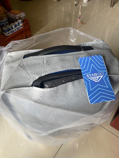 Giao đúng sản phẩm và đúng hẹn. Vali nhỏ nhắn xinh xắn, và chắc chắn nữa. Giá cũng đang hạt dẻ nên rất ưng.