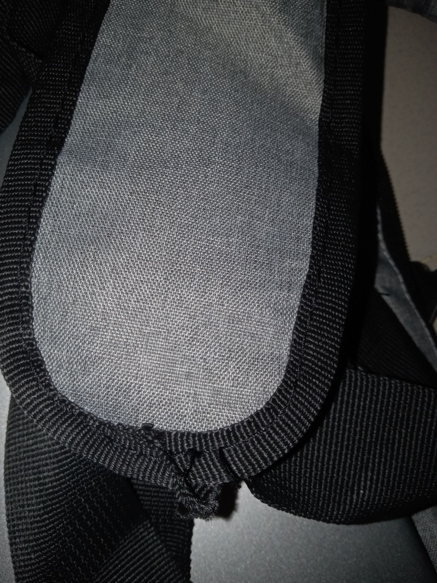 Túi đựng vừa lap15.6inch, vải cũng oke, nhưng mà ko có lớp nhung lót phía bên trong như đã mô tả, phía quai đeo vắt chưa kĩ lắm, còn bung chỉ, giá 139k nên cũng ko đòi hỏi gì thêm