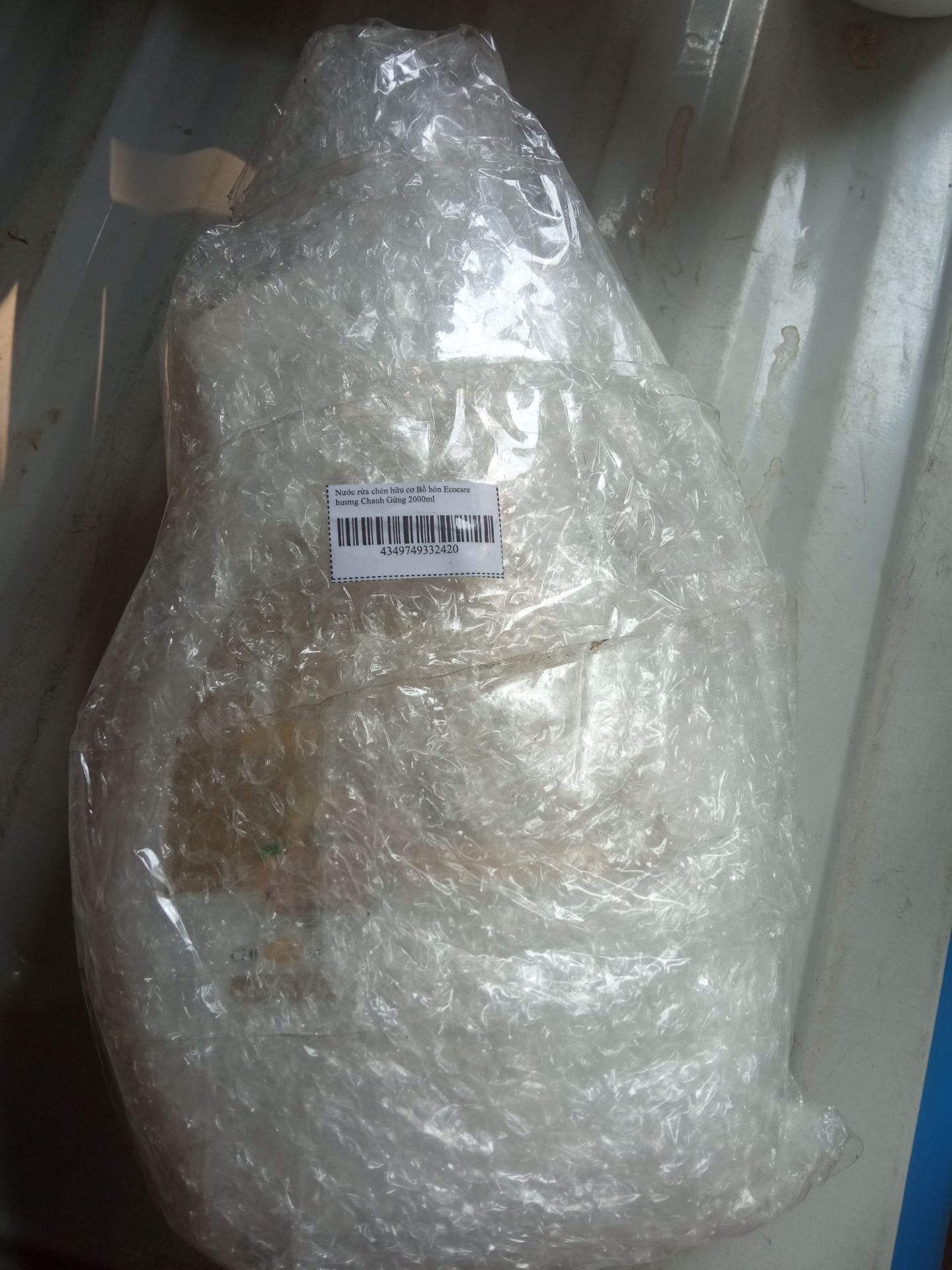 Tiki giao hàng nhanh, gói cẩn thận. Nước rửa chén mùi chanh gừng thơm. Rưả xong thâý da tay mềm không bị khô như dùng các dòng hoá chất khác. Sẽ tiếp tục ủng hộ Ecocare.