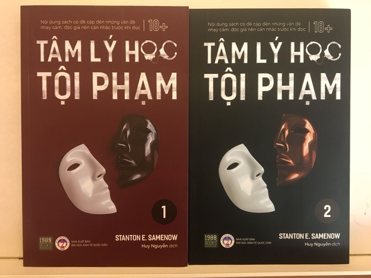 Dịch chán lắm luôn. Về nội dung: tác giả luôn nói nguyên nhân là do mong muốn của bản thân người đó từ trước khi phạm tội, bác bỏ hoàn toàn các nguyên nhân từ ngoài như gia đình, xã hội, bị lạm dụng... mà theo mình là những yếu tố đó ảnh hưởng ko nhỏ đến hành vi tội phạm. Mua 2 quyển này rút kn sau này ra tiệm đọc trước rồi mới đặt online. Ko recommand dù sách về chủ đề hay ho này đã rất ít rồi.