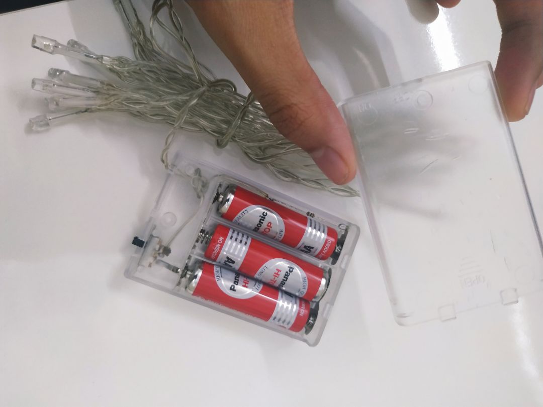 Sản phẩm khá tốt, lúc giao không kèm pin nha. Sử dụng 3 cục pin tiểu AA, mình mua là 2 mét dây, có 20 bóng, cách đều nhau 10cm. Cháy đèn vàng, thời lượng thì chưa biết, nhưng khá là lâu. Nhìn chung đèn khá đẹp, tầm giá tương đối ổn. Like :)