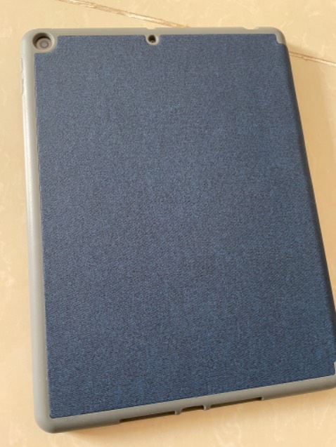 Dày dặn, chắc chắn, thanh lịch. Tuy nhiên khi đậy lại chưa được khit vào màn hình, ko biết dùng lâu có sát lại ko.