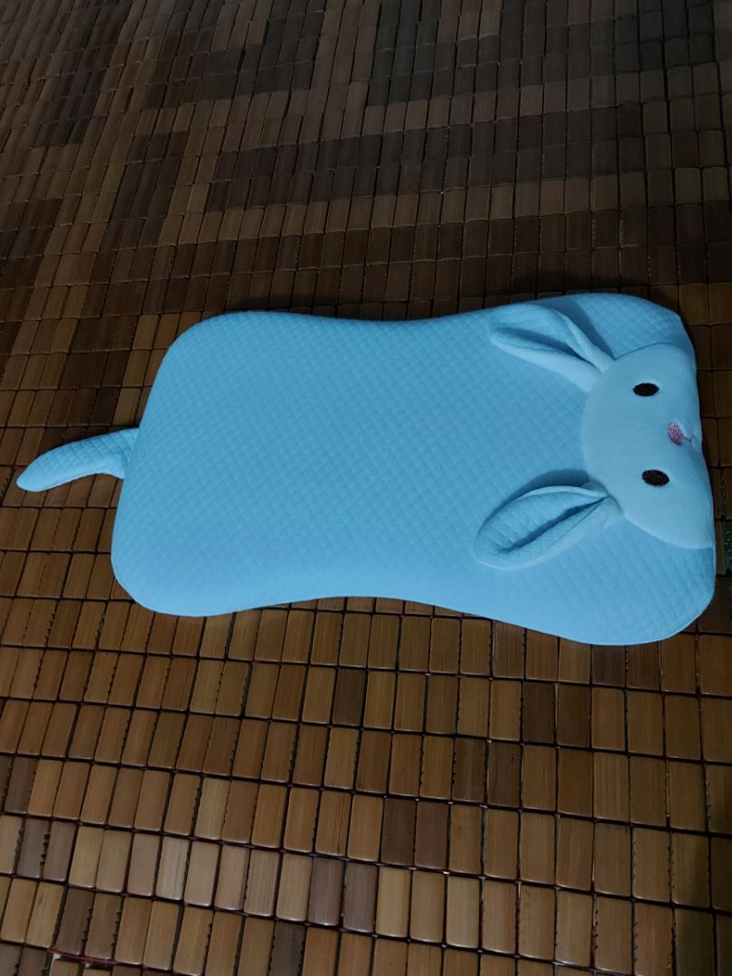 gối xinh và  mềm  lắm  ạ . rất  hài lòng nhưng  hơi  cao  so với  bé  nhà mh  11M  . chất  lượng  thì  ổn nhé