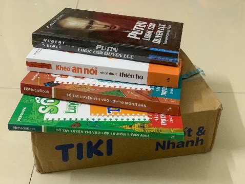Sách in bằng giấy Ford màu kem nên không Sách in bằng giấy Ford màu kem nên không bị chói lóa khi đọc.
M luôn yên tâm khi mua sách ở Tiki.